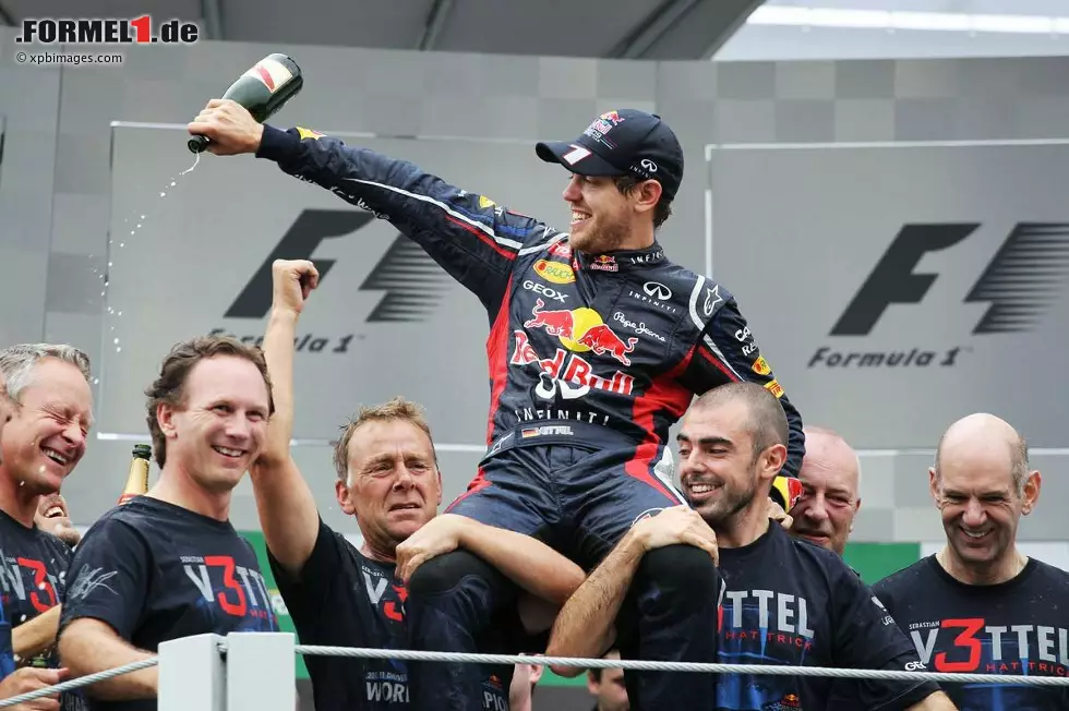 Foto zur News: Doch Vettel holt auf, wird am Ende Sechster und holt damit die benötigten Punkte für Titel Nummer drei. Leidtragender ist - wie auch schon 2010 - Alonso.