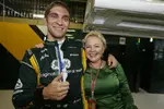 Foto zur News: Witali Petrow (Caterham) mit Managerin Oksana Kossatschenko