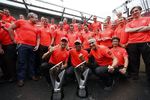 Foto zur News: Jenson Button, Lewis Hamilton und Martin Whitmarsh (Teamchef, McLaren)