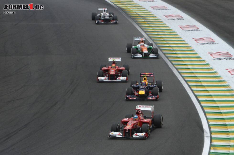 Foto zur News: Fernando Alonso vor Mark Webber und  Felipe Massa