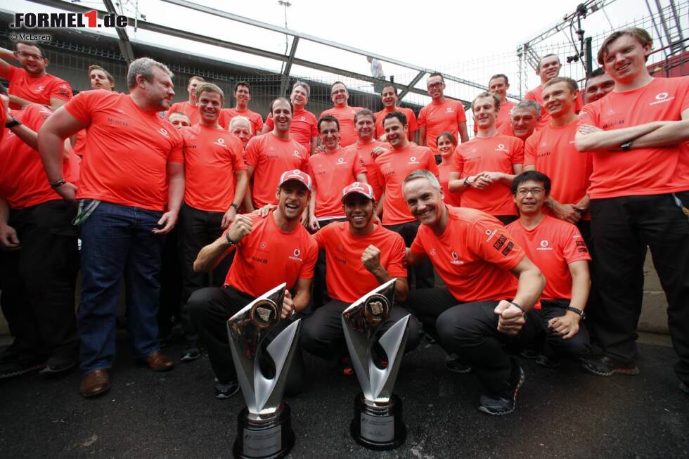Foto zur News: Jenson Button, Lewis Hamilton und Martin Whitmarsh (Teamchef, McLaren)