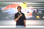 Foto zur News: Sebastian Vettel bedankt sich bei den Mitarbeitern der Red-Bull-Fabrik