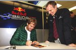 Foto zur News: Auch für einige Autogramme nahm sich Sebastian Vettel Zeit