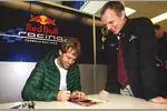 Gallerie: Auch für einige Autogramme nahm sich Sebastian Vettel Zeit