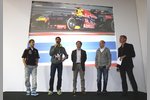 Foto zur News: Sebastian Vettel, Mark Webber, Christian Horner (Teamchef) und Adrian Newey (Technischer Direktor) sprechen zu den Angestellten, David Coulthard moderiert den Empfang