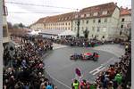 Foto zur News: Sebastian Vettel fährt mit seinem Red Bull durch die Straßen von Graz