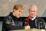 Foto zur News: Sebastian Vettel (Red Bull) und Helmut Marko (Red-Bull-Motorsportchef) tragen sich ins Goldene Buch der Stadt Graz ein