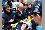 Foto zur News: Helmut Marko (Red-Bull-Motorsportchef) gibt Autogramme