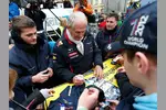 Foto zur News: Helmut Marko (Red-Bull-Motorsportchef) gibt Autogramme