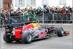 Foto zur News: Sebastian Vettel im Red Bull RB8 in den Straßen von Graz