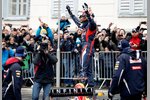 Foto zur News: Sebastian Vettel (Red Bull) lässt sich von den Fans in Graz feiern
