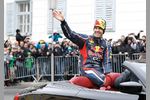 Foto zur News: Sebastian Vettel (Red Bull) wird in Graz von seinen Fans empfangen