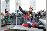 Foto zur News: Sebastian Vettel (Red Bull) wird in Graz von seinen Fans empfangen