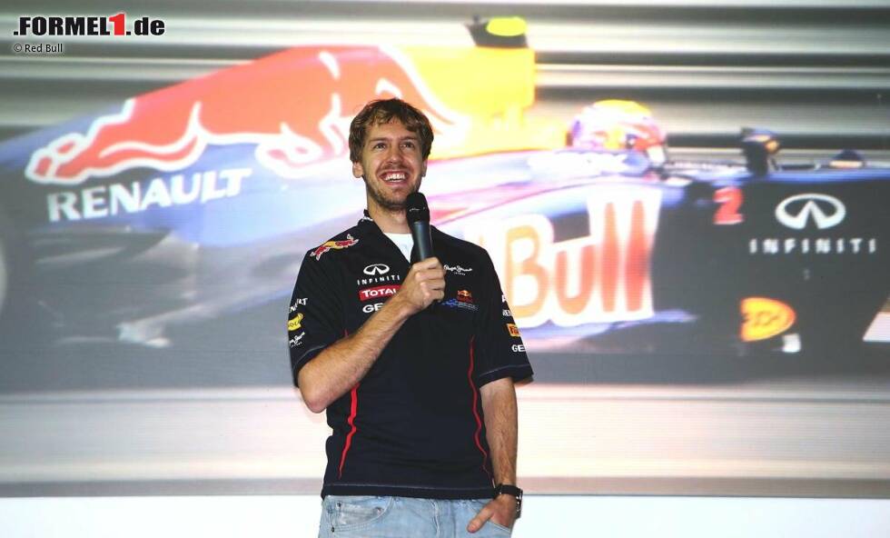 Foto zur News: Sebastian Vettel bedankt sich bei den Mitarbeitern der Red-Bull-Fabrik