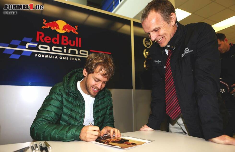 Foto zur News: Auch für einige Autogramme nahm sich Sebastian Vettel Zeit