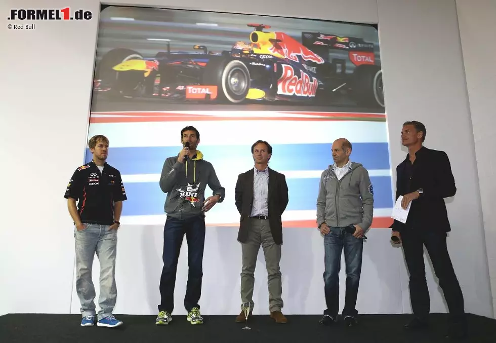 Sebastian Vettel, Mark Webber, Christian Horner (Teamchef) und Adrian Newey (Technischer Direktor) sprechen zu den Angestellten, David Coulthard moderiert den Empfang Foto zur News: Sebastian Vettel, Mark Webber, Christian Horner (Teamchef) und Adrian Newey (Technischer Direktor) sprechen zu den Angestellten, David Coulthard moderiert den Empfang