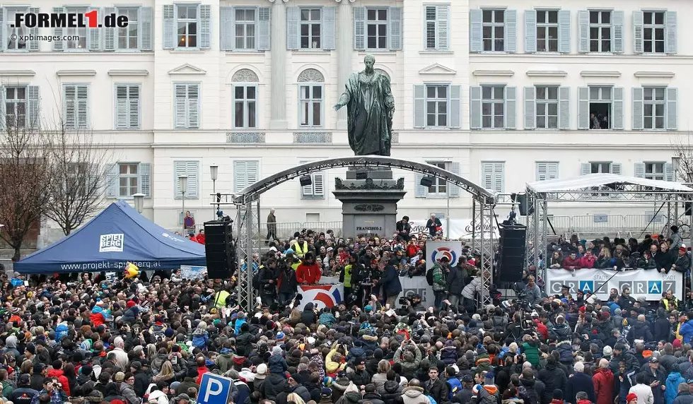 Foto zur News: Die Zuschauermassen drängen sich um die Bühne