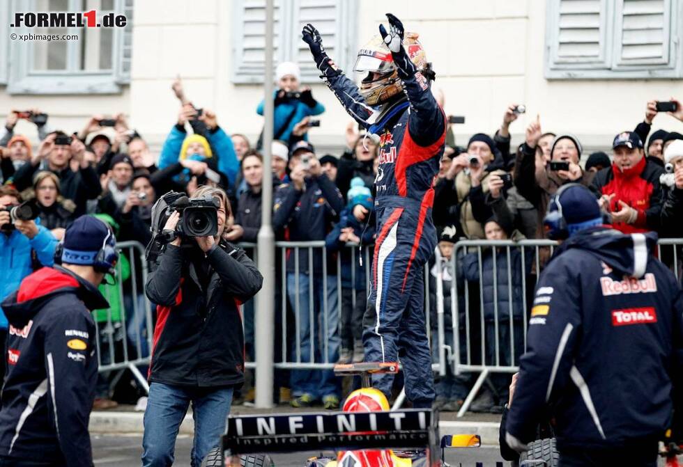 Foto zur News: Sebastian Vettel (Red Bull) lässt sich von den Fans in Graz feiern