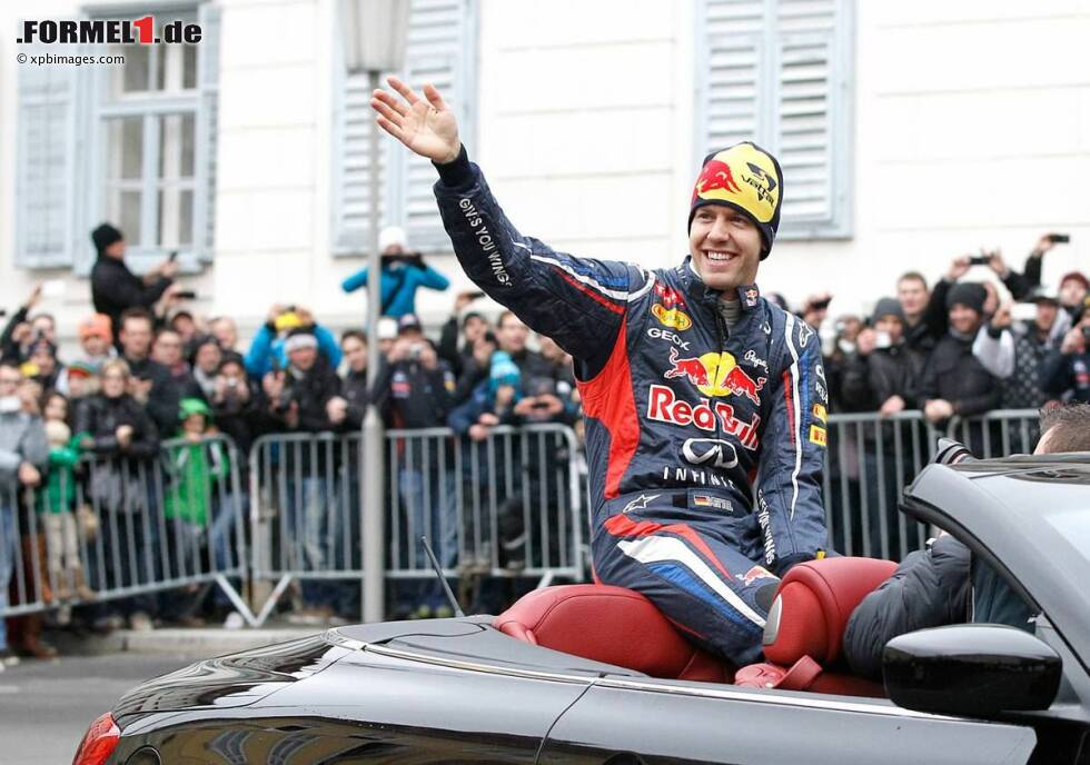 Foto zur News: Sebastian Vettel (Red Bull) wird in Graz von seinen Fans empfangen