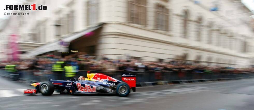 Foto zur News: Sebastian Vettel (Red Bull) rast durch die Straßen von Graz