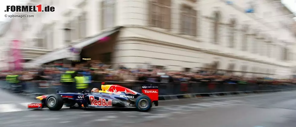 Foto zur News: Sebastian Vettel (Red Bull) rast durch die Straßen von Graz