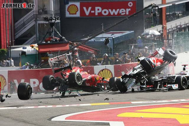 Foto zur News: In Spa-Francorchamps wurde er 2012 im Ferrari von Romain Grosjean am Start von hinten abgeräumt, woraufhin der Lotus über ihn hinwegschoss. Auch hier wurde Alonso kein Haar gekrümmt.