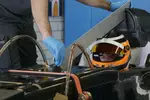 Foto zur News: Sitzanpassung von Nico Hülkenberg (Sauber)