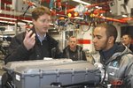 Foto zur News: Lewis Hamilton machte auch einen Abstecher ins Motorenwerk