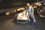 Foto zur News: Auch ein Besuch im Mercedes-Benz-Museum stand für Lewis Hamilton auf dem Programm