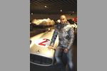 Gallerie: Lewis Hamilton posiert auf einem historischen Silberpfeil