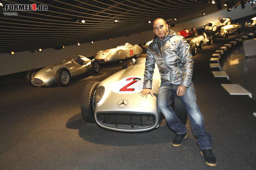 Foto zur News: Auch ein Besuch im Mercedes-Benz-Museum stand für Lewis Hamilton auf dem Programm