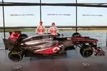 Foto zur News: Jenson Button (McLaren) und Sergio Perez (McLaren)