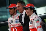 Foto zur News: Jenson Button (McLaren), Martin Whitmarsh und Sergio Perez (McLaren)