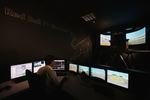 Foto zur News: Red-Bull-Fabrik in Milton Keynes: Ein Ingenieur überwacht die Daten des Simulators in Echtzeit