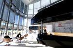 Foto zur News: Red-Bull-Fabrik in Milton Keynes: Wenn der Sponsor mal zu früh zum Verhandlungstermin kommt, kann er auf den Stühlen an der Rezeption Platz nehmen