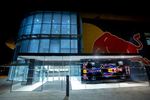 Foto zur News: Red-Bull-Fabrik in Milton Keynes: Eingangsbereich bei Nacht