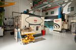 Foto zur News: Red-Bull-Fabrik in Milton Keynes: CNC-Maschinen