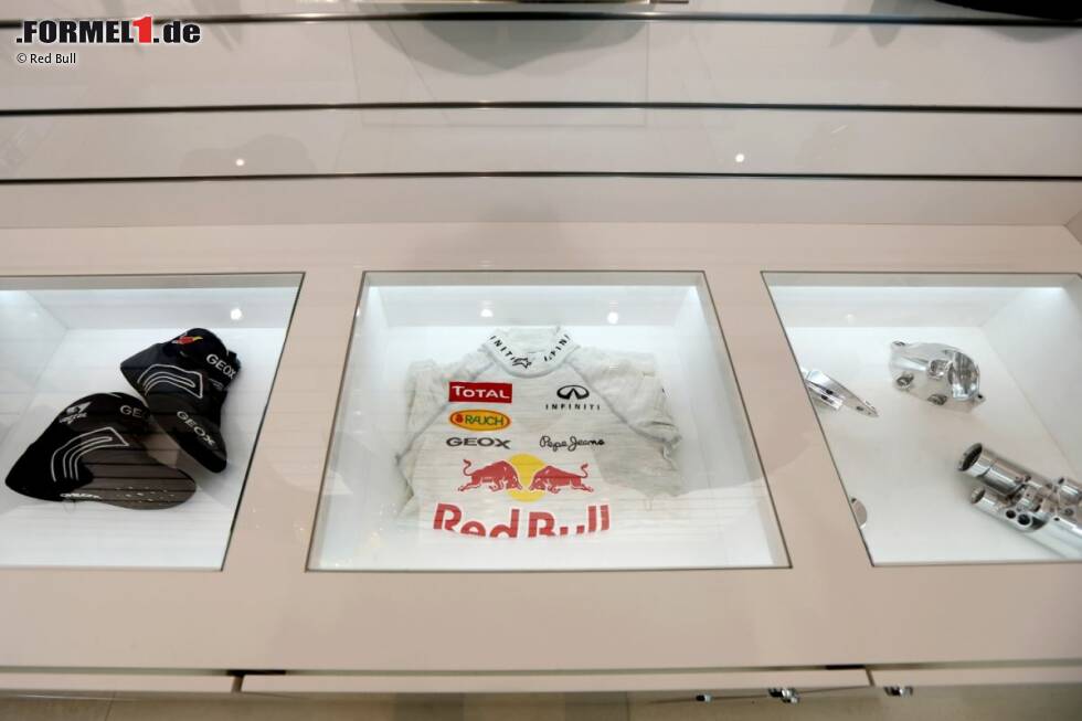 Foto zur News: Red-Bull-Fabrik in Milton Keynes: Für dieses Shirt würden Fans von Sebastian Vettel eine Menge Geld bezahlen