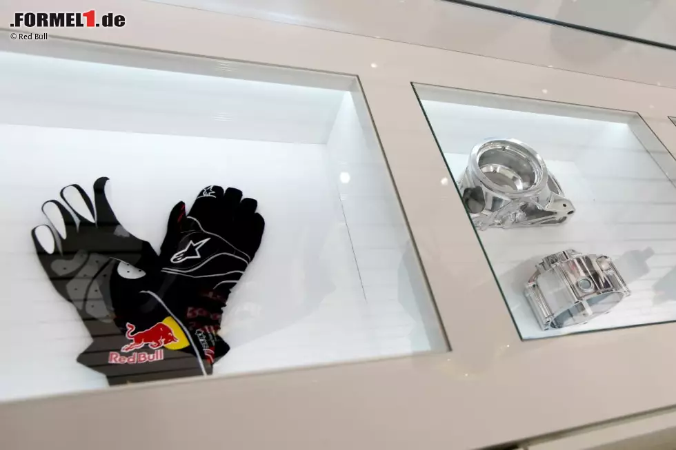 Foto zur News: Red-Bull-Fabrik in Milton Keynes: Rennhandschuhe im Schaukasten