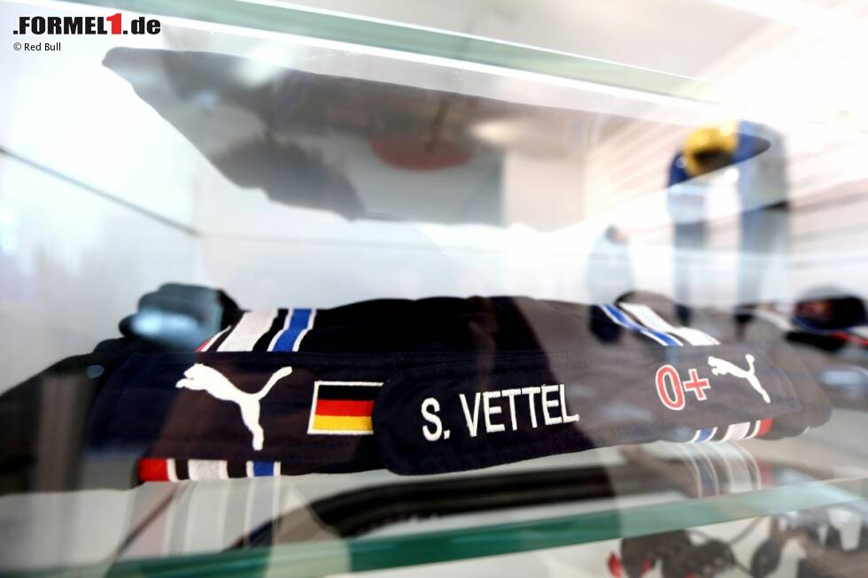 Foto zur News: Red-Bull-Fabrik in Milton Keynes: Rennoverall von Sebastian Vettel