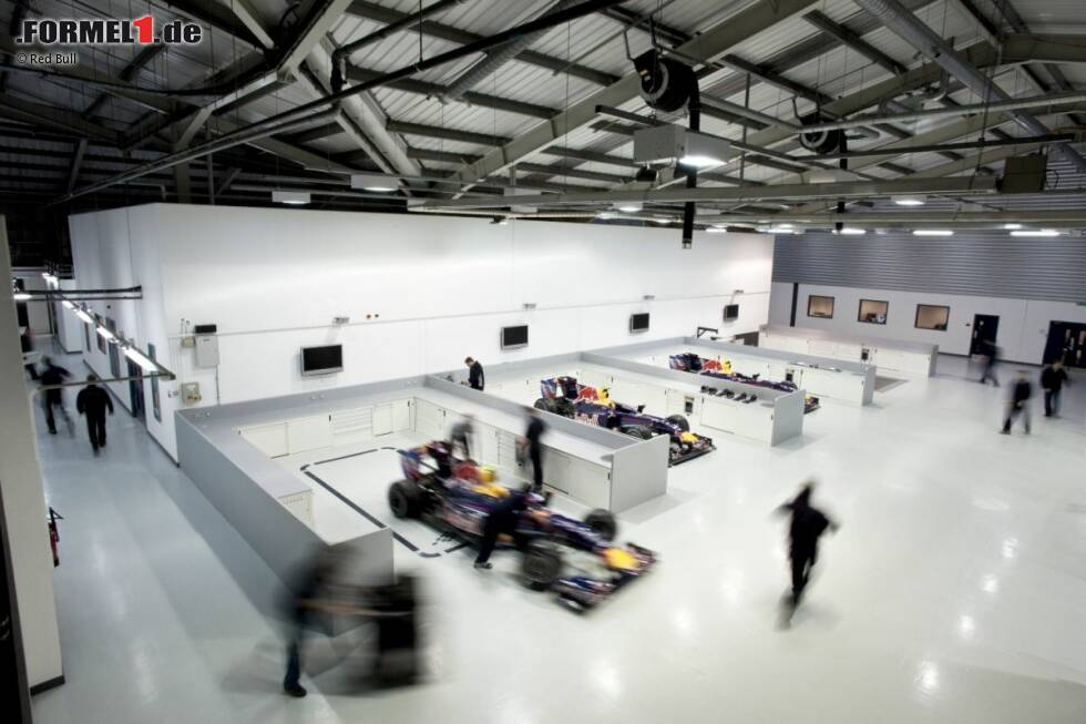 Foto zur News: Red-Bull-Fabrik in Milton Keynes: Der Workshop, wo die Autos vor dem Rennen zusammengebaut und nach dem Rennen zerlegt werden