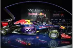 Foto zur News: Mark Webber (Red Bull) und Sebastian Vettel (Red Bull) mit dem RB9