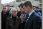 Foto zur News: Bernie Ecclestone und Vize-Ministerpräsident Dmitri Kosak begutachten die Bauarbeiten an der Rennstrecke in Sotschi