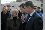 Foto zur News: Bernie Ecclestone und Vize-Ministerpräsident Dmitri Kosak begutachten die Bauarbeiten an der Rennstrecke in Sotschi