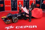 Foto zur News: Jean-Eric Vergne (Toro Rosso) und Daniel Ricciardo (Toro Rosso) mit dem STR8
