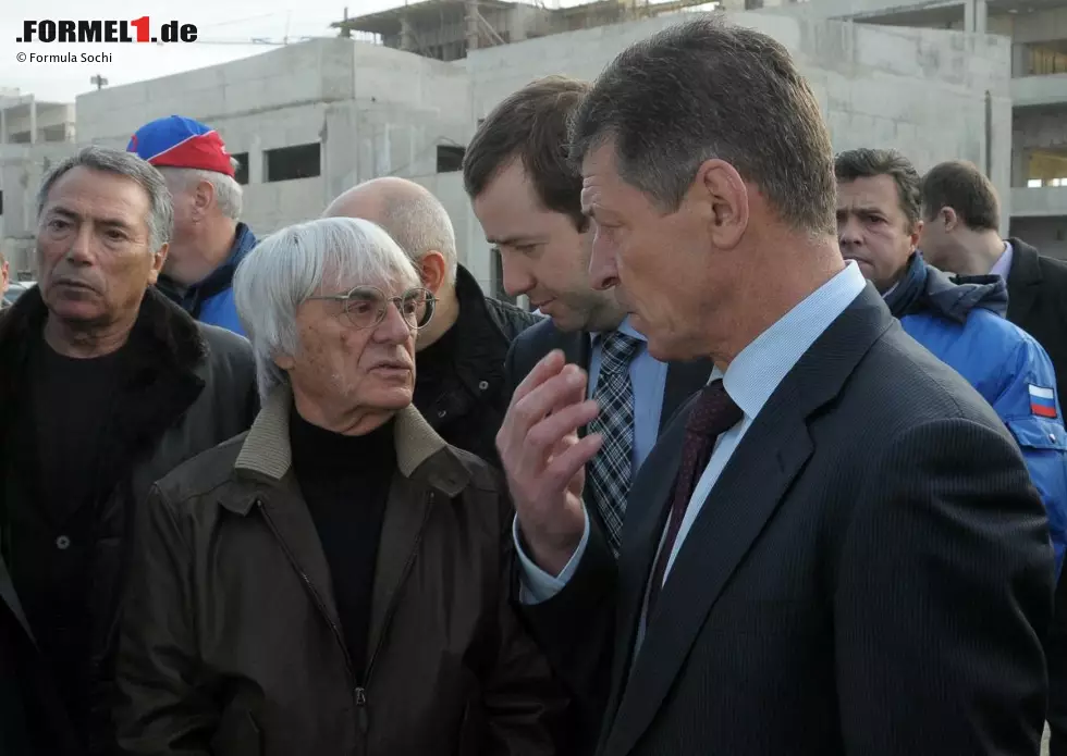 Foto zur News: Bernie Ecclestone und Vize-Ministerpräsident Dmitri Kosak begutachten die Bauarbeiten an der Rennstrecke in Sotschi