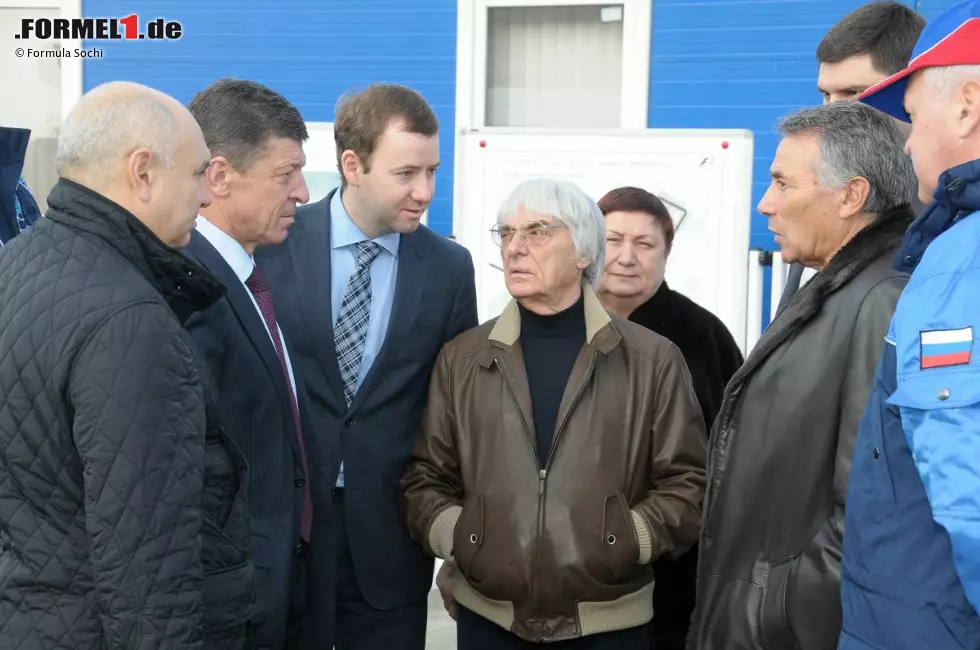 Foto zur News: Bernie Ecclestone und Vize-Ministerpräsident Dmitri Kosak begutachten die Bauarbeiten an der Rennstrecke in Sotschi