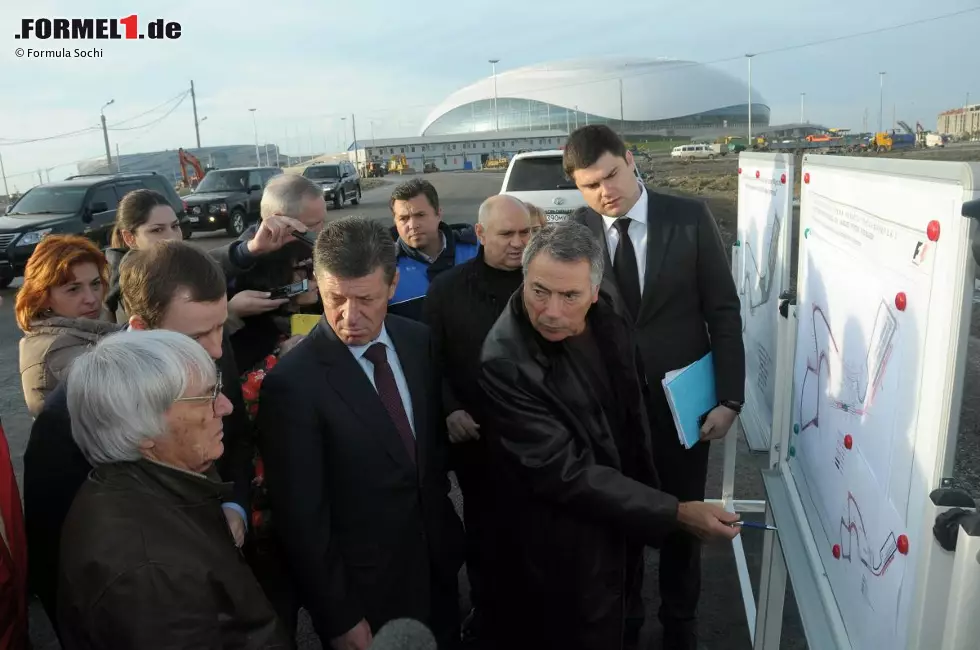 Foto zur News: Bernie Ecclestone und Vize-Ministerpräsident Dmitri Kosak begutachten die Bauarbeiten an der Rennstrecke in Sotschi