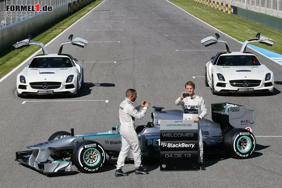 Lewis Hamilton (Mercedes) und Nico Rosberg (Mercedes) fotografieren den F1 W04 mit ihren neuen Handys Foto zur News: Lewis Hamilton (Mercedes) und Nico Rosberg (Mercedes) fotografieren den F1 W04 mit ihren neuen Handys