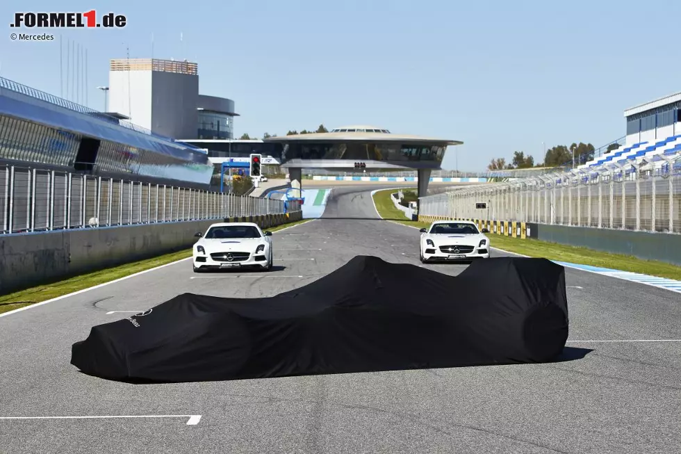 Foto zur News: Mercedes F1 W04 vor der Enthüllung